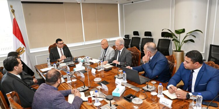 وزير الإسكان يُتابع موقف توريد وتركيب عدادات المياه مسبقة الدفع بالمدن الجديدة