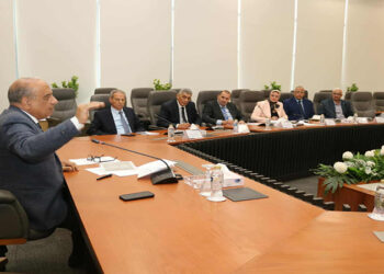 وزير الكهرباء يواصل مراجعة الإجراءات الخاصة بتأمين التغذية الكهربائية خلال فصل الصيف