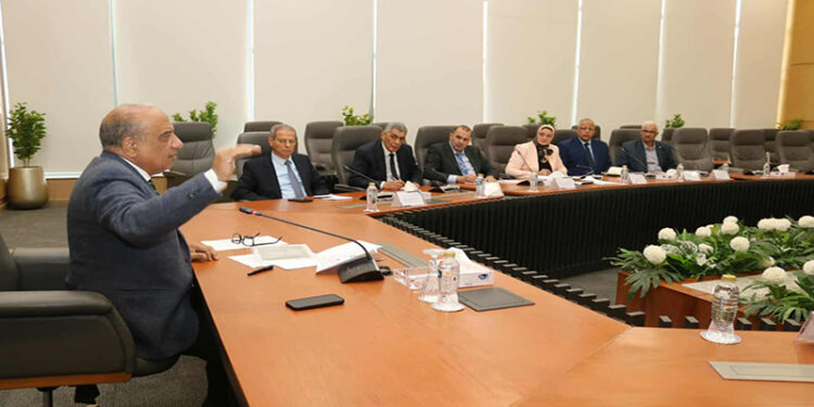 وزير الكهرباء يواصل مراجعة الإجراءات الخاصة بتأمين التغذية الكهربائية خلال فصل الصيف