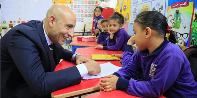 وزير التربية والتعليم يتابع انتظام العملية التعليمية خلال جولة مفاجئة في عدد من مدارس الشرقية