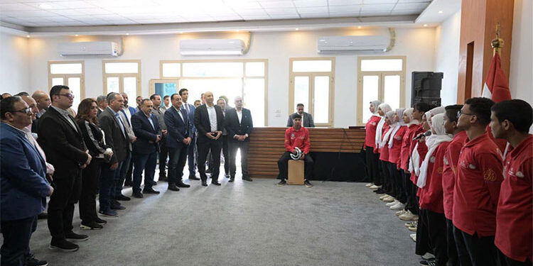 وزير الثقافة يوجّه بتبنّي الطالبة الموهوبة “ملك عبد الله” بعد أدائها المميز أمام رئيس مجلس الوزراء في أسيوط اليوم