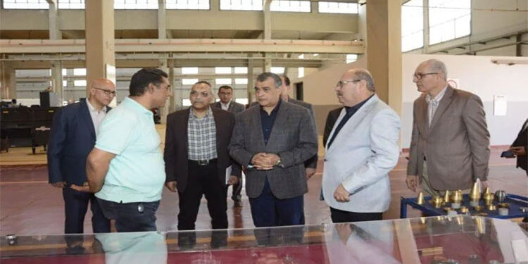 وزير الدولة للإنتاج الحربي يتابع سير العملية الإنتاجية بشركتي (مصنع 18و300 الحربي )