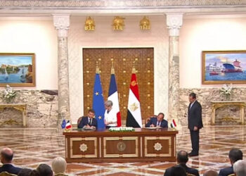 السيسي وماكرون يوقعان الإعلان المشترك لترفيع العلاقات إلى مستوى الشراكة الاستراتيجية