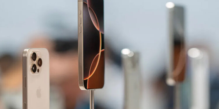 هل سيصبح سعر آيفون أغلى؟.. تعريفات ترامب الجمركية تضع آبل في مأزق