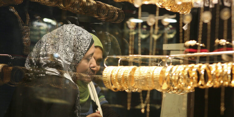 أسعار الذهب عيار 21 يخسر 35 جنيهًا..أسعار الذهب اليوم الثلاثاء في الصاغة