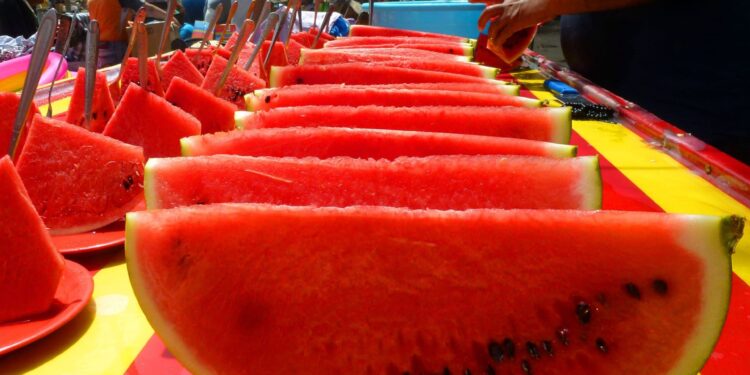 أسعار البطيخ في مصر الـ4 بطيخات بـ1000 جنيه بالأسواق..ما قصة البطيخ في صيف 2025؟