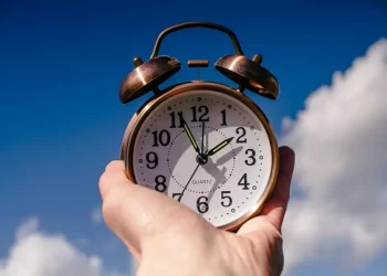 تطبيق التوقيت الصيفي خلال ساعات.. رسالة عاجلة من البنوك للعملاء