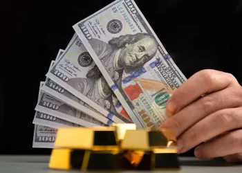 الذهب يهز عرش الدولار مع اشتعال حرب الرسوم الجمركية