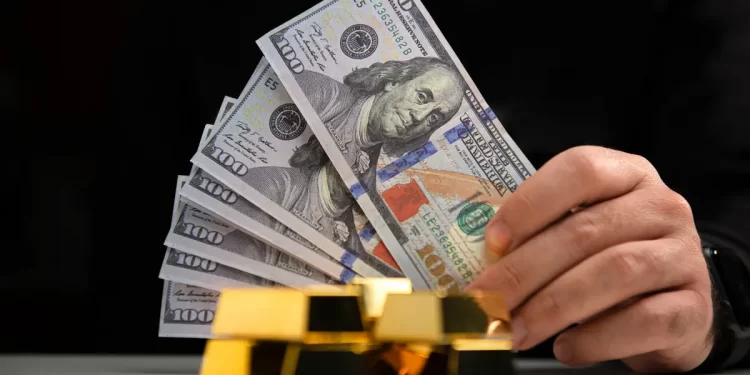 الذهب يهز عرش الدولار مع اشتعال حرب الرسوم الجمركية