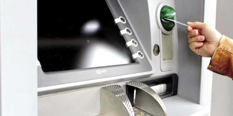 السحب من البنوك ATM بعد قرار البنك المركزي.. الحد الأقصى للسحب اليومي من البنوك وATM
