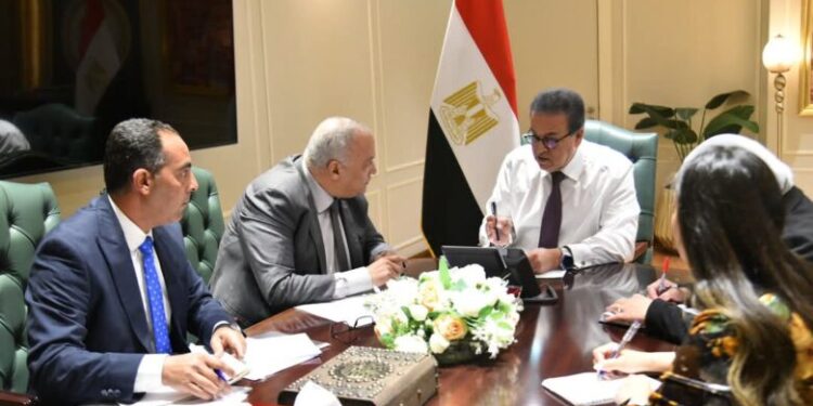 وزير الصحة يبحث مع المدير التنفيذي لصندوق التعويض عن مخاطر المهن الطبية دعم الأطباء وتطوير برامج التدريب