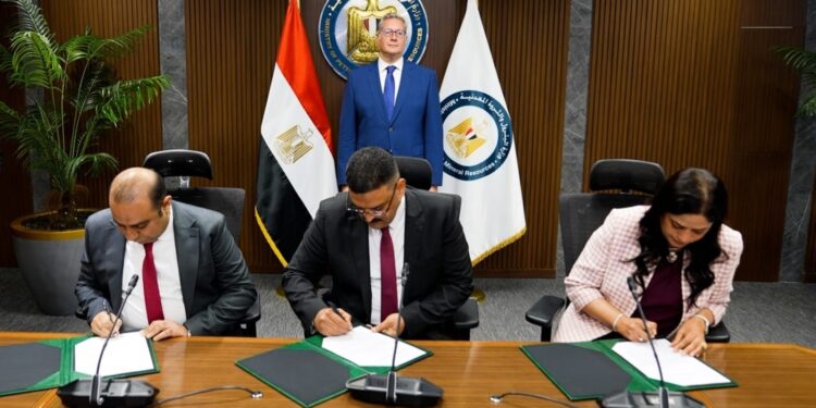 وزير البترول يشهد توقيع اتفاقية مع شركة “أنجلو جولد اشانتي” لاستغلال الذهب والمعادن