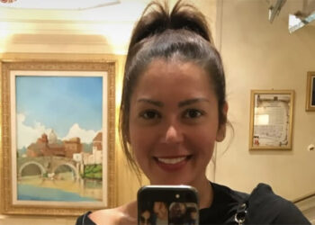 لقاء الخميسي تخطف الأنظار بإطلالة جذابة