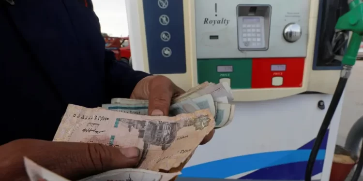 هل يؤثر تراجع أسعار النفط العالمية على الزيادة المرتقبة لأسعار البنزين في مصر؟