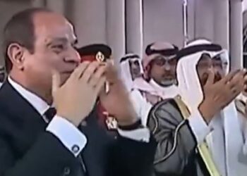 أمير الكويت وولى العهد يؤديان رقصة العرضة ترحيبًا بالرئيس السيسى