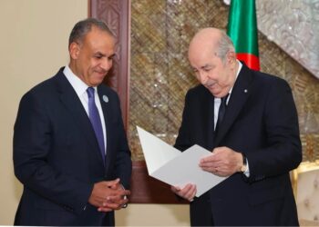 وزير الخارجية والهجرة يسلم رسالة خطية من السيد رئيس الجمهورية إلى الرئيس الجزائري