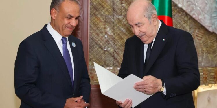 وزير الخارجية والهجرة يسلم رسالة خطية من السيد رئيس الجمهورية إلى الرئيس الجزائري