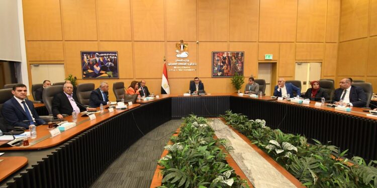 وزير الإسكان يتابع المشروعات السكنية بعددٍ من المحافظات والمدن الجديدة