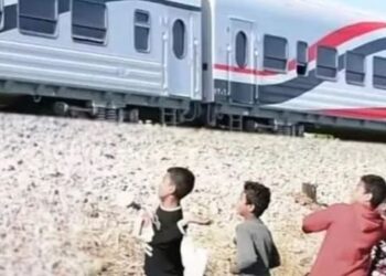 النقل تصدر بيان بشان رشق  قطار أشمون بالحجارة وفقدان طفلة صغيرة عينها