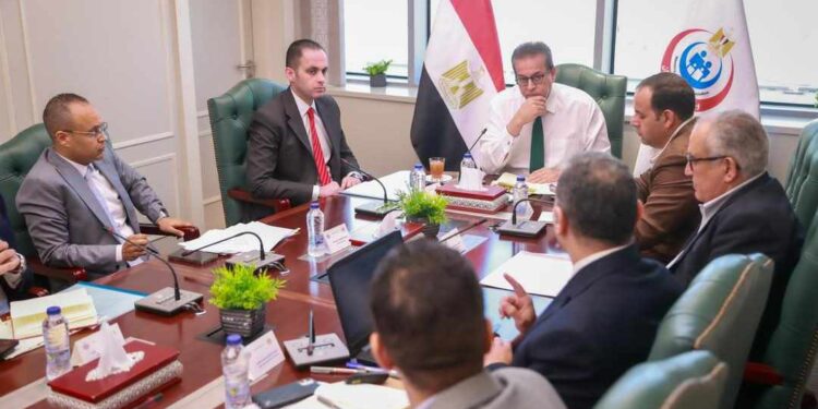 وزير الصحة يعقد اجتماعاً لبحث آليات تطوير وحوكمة منظومة العلاج على نفقة الدولة