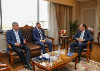 وزير قطاع الأعمال العام يبحث مع شركة التوكل الكهربائية “جيلا” فرص التعاون المشترك  المهندس محمد شيمي: تعزيز التعاون مع القطاع الخاص لدعم القطاع الصناعي وتحقيق التنمية المستدامة   في إطار جهود وزارة قطاع الأعمال العام لتعزيز الشراكة مع القطاع الخاص ودعم الاستثمار المحلي وتطوير الصناعات الوطنية، التقى المهندس محمد شيمي، وزير قطاع الأعمال العام، بمقر الوزارة بالعاصمة الإدارية، المهندس شريف عبد الفتاح رئيس مجلس إدارة شركة التوكل الكهربائية “جيلا”، والسيد مخلص توكل المدير التنفيذي للشركة، لبحث فرص التعاون المشترك.   تناول اللقاء بحث أوجه التعاون المحتملة بين شركة “جيلا” والشركات التابعة للوزارة في مجالات عدة، من بينها صناعة الغزل والنسيج، والصناعات المعدنية، والتطوير العقاري والمقاولات، بالإضافة إلى مشروعات البنية التحتية والطاقة النظيفة. كما ناقش الجانبان إمكانية تنفيذ مشروعات مشتركة تعتمد على حلول ذكية وتقنيات متقدمة في مجالات تصنيع المعدات الكهربائية، وأنظمة إدارة المباني، وكاميرات المراقبة، والمباني الذكية، بما يواكب التطور الصناعي العالمي ويدعم أهداف التنمية المستدامة.  وأكد المهندس محمد شيمي، وزير قطاع الأعمال العام، خلال اللقاء، على أهمية تعزيز التعاون مع الشركات الرائدة في القطاع الخاص، مشيرًا إلى أن الوزارة منفتحة على جميع أشكال الشراكة البناءة التي تسهم في تطوير الصناعات الوطنية وتحقيق التكامل الصناعي.  وأضاف الوزير أن الوزارة تعمل على فتح آفاق جديدة للتعاون مع القطاع الخاص، انطلاقًا من إيمانوزير قطاع الأعمال العام يبحث مع شركة التوكل الكهربائية “جيلا” فرص التعاون المشتركبما يسهم دعم الاقتصاد الوطني وفتح آفاق جديدة للتصنيع المحلي ونقل التكنولوجيا.