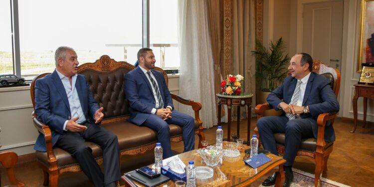 وزير قطاع الأعمال العام يبحث مع شركة التوكل الكهربائية “جيلا” فرص التعاون المشترك  المهندس محمد شيمي: تعزيز التعاون مع القطاع الخاص لدعم القطاع الصناعي وتحقيق التنمية المستدامة   في إطار جهود وزارة قطاع الأعمال العام لتعزيز الشراكة مع القطاع الخاص ودعم الاستثمار المحلي وتطوير الصناعات الوطنية، التقى المهندس محمد شيمي، وزير قطاع الأعمال العام، بمقر الوزارة بالعاصمة الإدارية، المهندس شريف عبد الفتاح رئيس مجلس إدارة شركة التوكل الكهربائية “جيلا”، والسيد مخلص توكل المدير التنفيذي للشركة، لبحث فرص التعاون المشترك.   تناول اللقاء بحث أوجه التعاون المحتملة بين شركة “جيلا” والشركات التابعة للوزارة في مجالات عدة، من بينها صناعة الغزل والنسيج، والصناعات المعدنية، والتطوير العقاري والمقاولات، بالإضافة إلى مشروعات البنية التحتية والطاقة النظيفة. كما ناقش الجانبان إمكانية تنفيذ مشروعات مشتركة تعتمد على حلول ذكية وتقنيات متقدمة في مجالات تصنيع المعدات الكهربائية، وأنظمة إدارة المباني، وكاميرات المراقبة، والمباني الذكية، بما يواكب التطور الصناعي العالمي ويدعم أهداف التنمية المستدامة.  وأكد المهندس محمد شيمي، وزير قطاع الأعمال العام، خلال اللقاء، على أهمية تعزيز التعاون مع الشركات الرائدة في القطاع الخاص، مشيرًا إلى أن الوزارة منفتحة على جميع أشكال الشراكة البناءة التي تسهم في تطوير الصناعات الوطنية وتحقيق التكامل الصناعي.  وأضاف الوزير أن الوزارة تعمل على فتح آفاق جديدة للتعاون مع القطاع الخاص، انطلاقًا من إيمانوزير قطاع الأعمال العام يبحث مع شركة التوكل الكهربائية “جيلا” فرص التعاون المشتركبما يسهم دعم الاقتصاد الوطني وفتح آفاق جديدة للتصنيع المحلي ونقل التكنولوجيا.