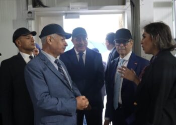 وزير الاستثمار والتجارة الخارجية يقوم بزيارة لإحدى شركات الأدوية التونسية