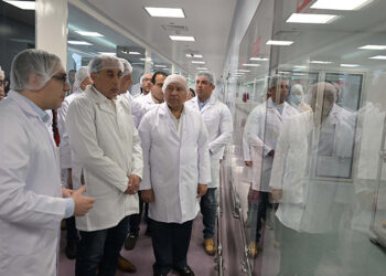 رئيس الوزراء يتفقد مصنع شركة يوتوبيا للصناعات الدوائية