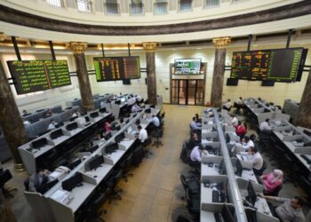 مؤشرات البورصة تتباين بمستهل التعاملات وتخسر نحو مليار جنيه