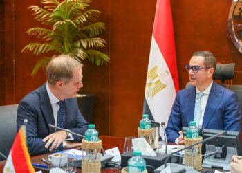 وزير الاستثمار والتجارة الخارجية يلتقي السفير البريطاني بالقاهرة لبحث سبل تعزيز التعاون الاقتصادي بين البلدين