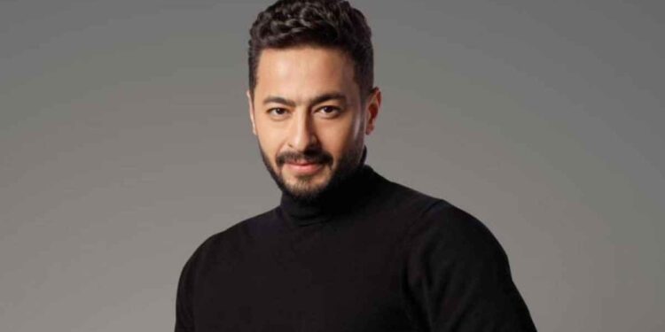 حمادة هلال يروج لأحدث أغانيه مش مرتاح