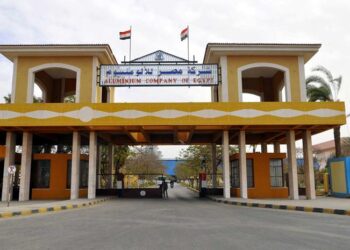 وزير قطاع الأعمال يتابع موقف مشروع المحطة الشمسية لتغذية مجمع الألومنيوم بالطاقة النظيفة