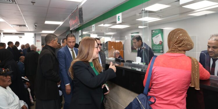 رئيس البريد” تتفقد.. مكاتب بريد “القليوبية” لمتابعة حركة انتظام صرف العمل