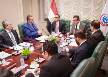 وزير الصحة يبحث مع وزير الاستثمار وضع آليات وحلول لتخفيف الأعباء المالية وتشجيع الاستثمار