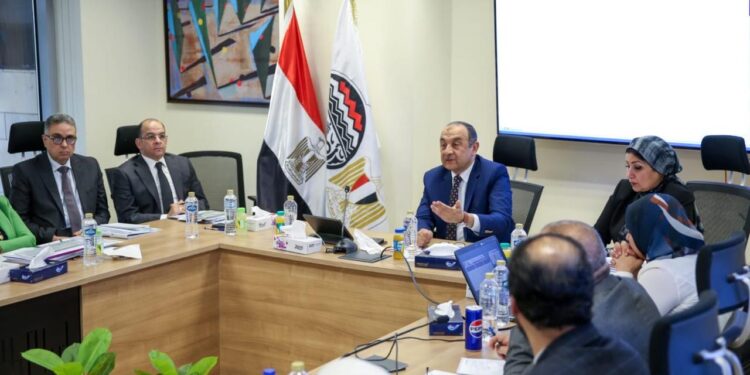 وزير قطاع الأعمال يعقد اجتماعا لمتابعة مستجدات العمل في مشروعات شركات “القابضة للتشييد”