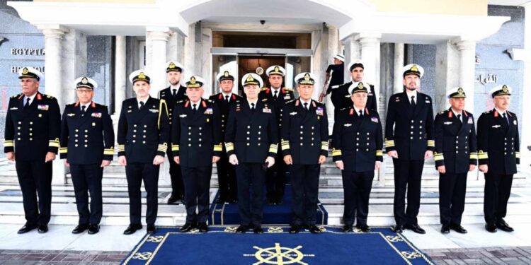 قائد القوات البحرية يلتقى رئيس هيئة الأركان العامة للقوات البحرية اليونانية