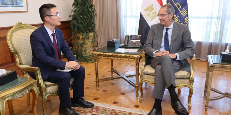 وزير الاتصالات يلتقى الرئيس التنفيذى الجديد لشركة هواوى مصر