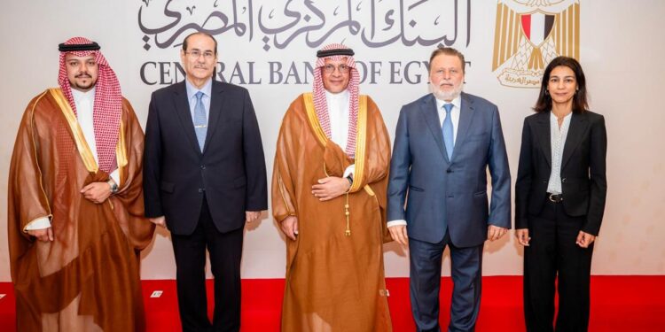 محافظ البنك المركزي يلتقي الأمين العام للمجلس التنسيقي المصري السعودي لبحث أوجه التعاون المشترك