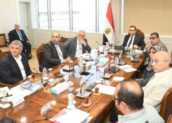 وزير الإسكان يلتقي مسئولى شركة “أبناء حسن علام” لمتابعة الموقف التنفيذي للمشروعات التى تتولى تنفيذها