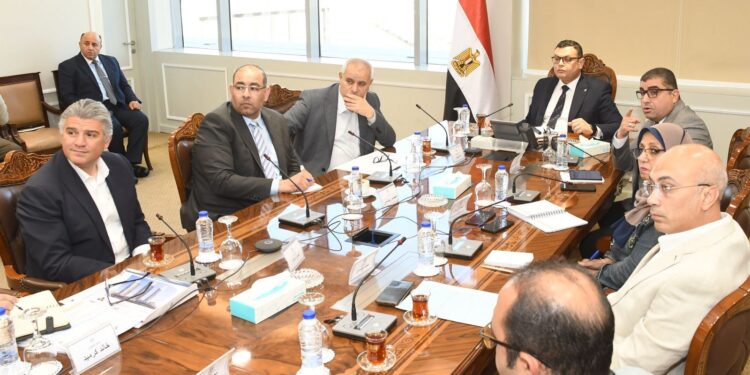 وزير الإسكان يلتقي مسئولى شركة “أبناء حسن علام” لمتابعة الموقف التنفيذي للمشروعات التى تتولى تنفيذها