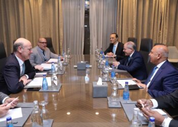 وزير الصناعة والنقل يلتقي وزير الاقتصاد والمالية الفرنسي لبحث تدعيم التعاون المشترك بين الجانبين في مجالي النقل والصناعة