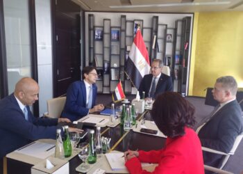 وزير الاتصالات يعقد مباحثات مع مسؤولى بنوك وشركات عالمية لبحث آفاق التعاون والاستثمار