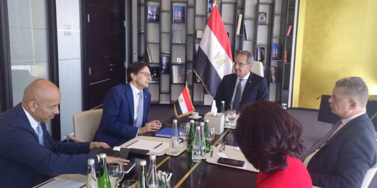 وزير الاتصالات يعقد مباحثات مع مسؤولى بنوك وشركات عالمية لبحث آفاق التعاون والاستثمار