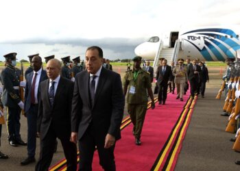 رئيس الوزراء يصل مطار “عنتيبي” الدولي للمشاركة في القمة غير العادية