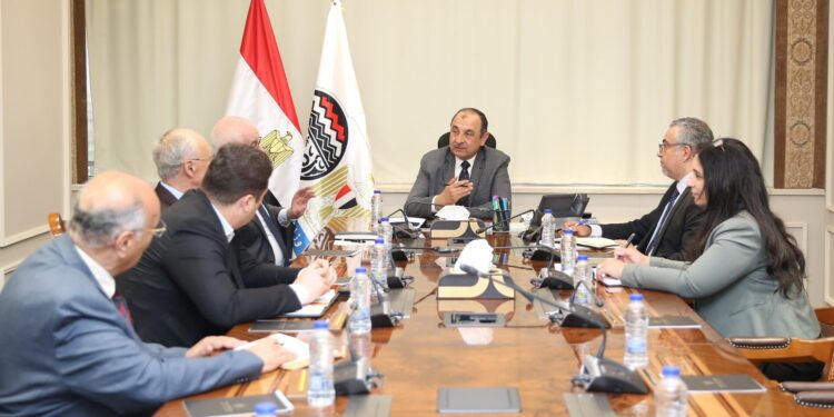 وزير قطاع الأعمال يلتقي رئيس “تكنيب إنرجيز” الإيطالية لبحث فرص التعاون المشترك