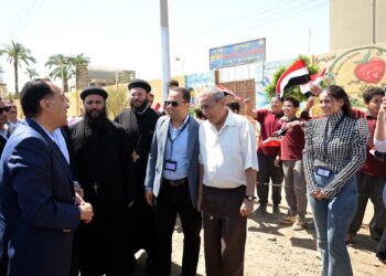 مدبولي يتوقف بالركاب أثناء توجهه لتفقد مستشفى منفلوط المركزي لإلقاء التحية على معلمي وطلاب مدرسة “