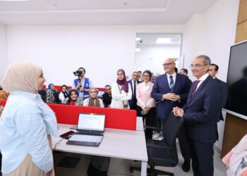 وزير الاتصالات يلتقى بمجموعة من رواد الأعمال والمهنيين المستقلين والمتدربين المستفيدين من البرامج التدريبية للوزارة