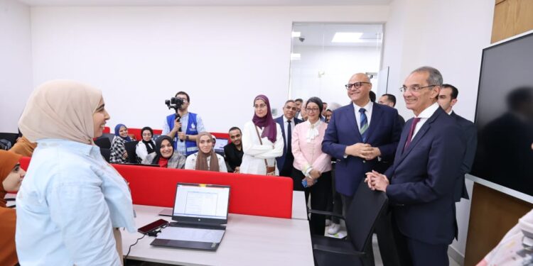 وزير الاتصالات يلتقى بمجموعة من رواد الأعمال والمهنيين المستقلين والمتدربين المستفيدين من البرامج التدريبية للوزارة