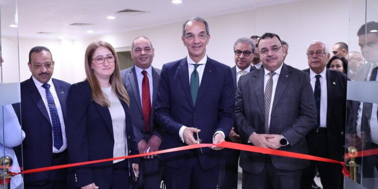 وزير الاتصالات يشهد احتفالية مرور 100 عام على إصدار أول طابع بريد تذكارى مصري