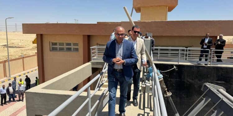 نائب وزير الإسكان يتفقد مشروعات الصرف الصحي بالمبادرة الرئاسية “حياة كريمة ” بمحافظة الجيزة